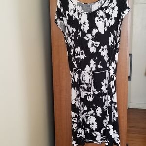 Daisy Fuentes black and white dress
